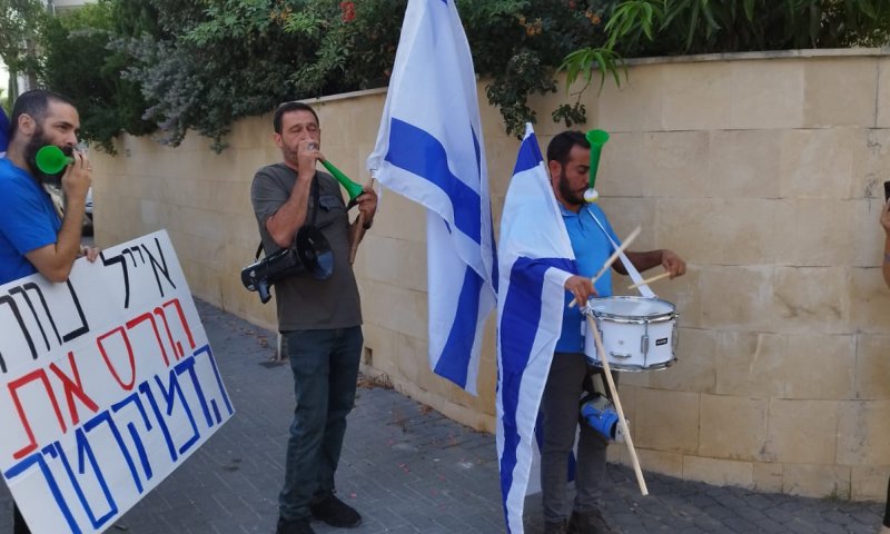 הפגנה מול מוביל מחאת השמאל: 'הורס הדמוקרטיה'