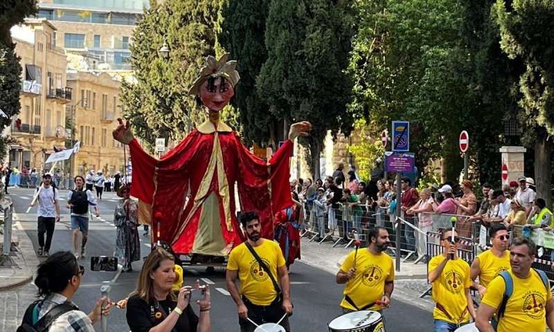 כלות קוריאניות וחסידי חב"ד: המיטב מצעדת ירושלים