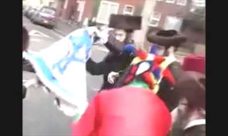 צפו: חרדים חוגגים פורים בשריפת דגל ישראל