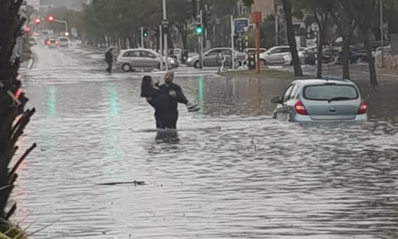 לכודים במושב גבעתי; אישה חולצה מרכב באשדוד. צפו