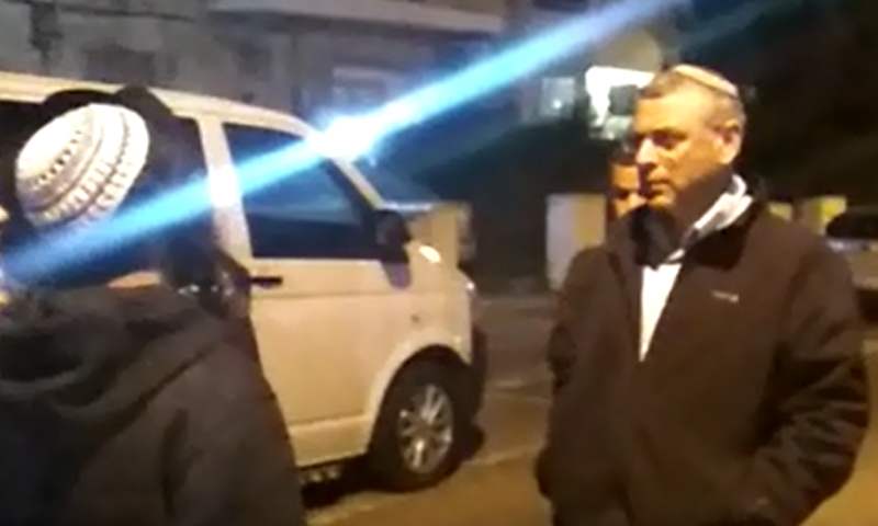 צעקות וקללות לעבר הרב בני לאו "אנטישמי, ארור"