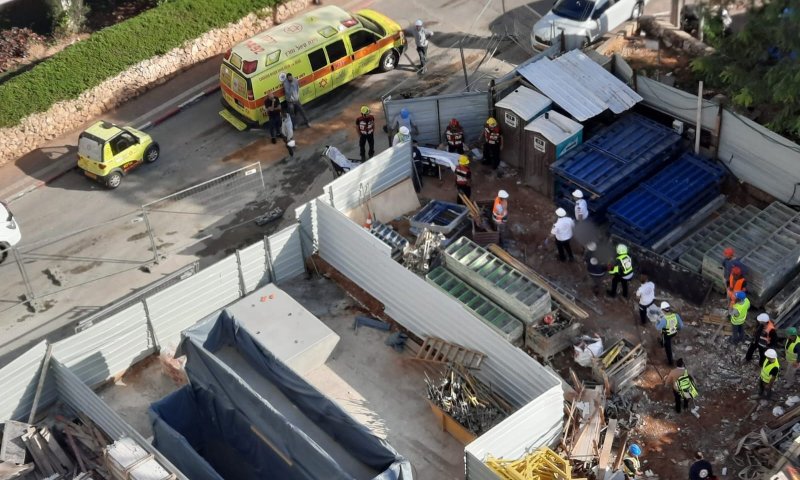 תאונת עבודה: פועל נפל ממרפסת ונפצע קשה