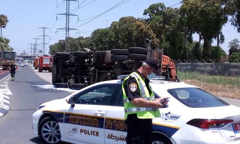 משאית התהפכה בשדרות ההסתדרות בחיפה