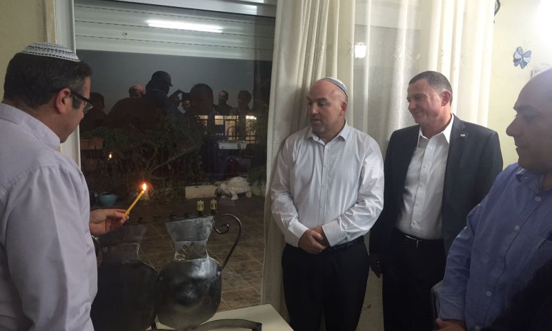 מימש הבטחתו: אדלשטיין בהדלקת נרות מרגשת