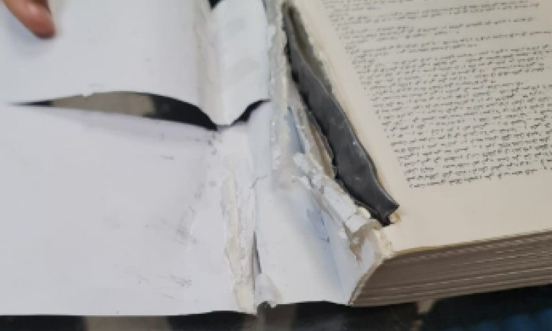 הסוהרים קרעו את הספר; זה מה שהיה בפנים. צפו בתיעוד