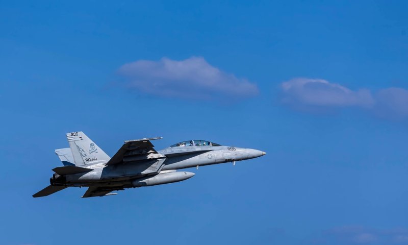 צבא ארה"ב הודיע: מטוס קרב נפל מנושאת מטוסים בים סוף