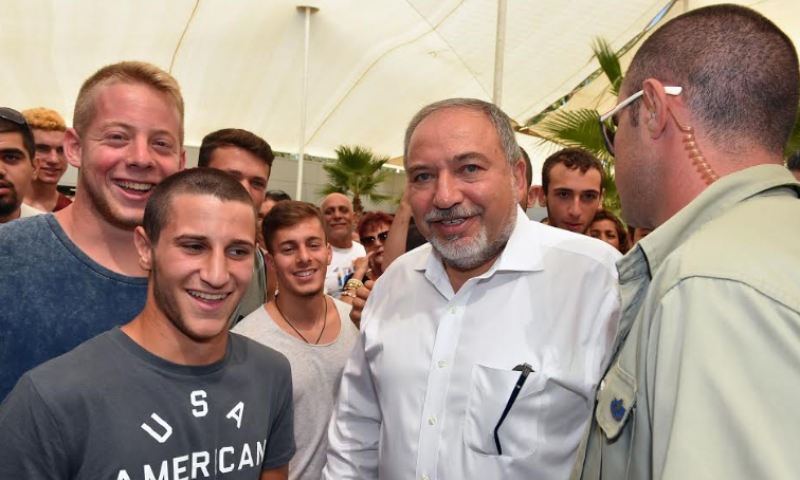 ליברמן גילה למתגייסים איפה הוא שירת בצבא