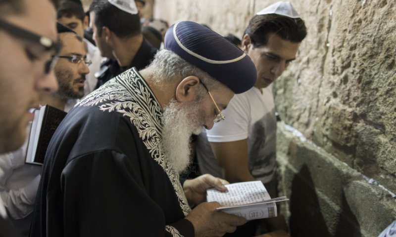 הרב עובדיה יוסף אושפז בטיפול נמרץ