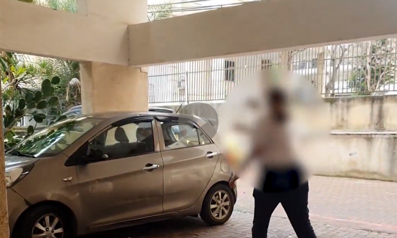 טירוף: תושבת רמת גן ניפצה חלונות של כלי רכב | צפו