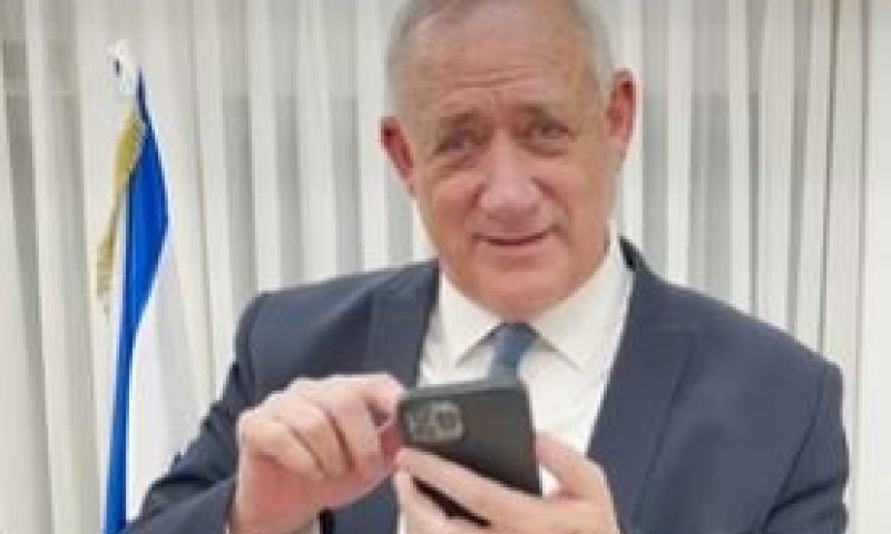 "ביבי, לא ככה" | צפו: בני גנץ לועג לנתניהו