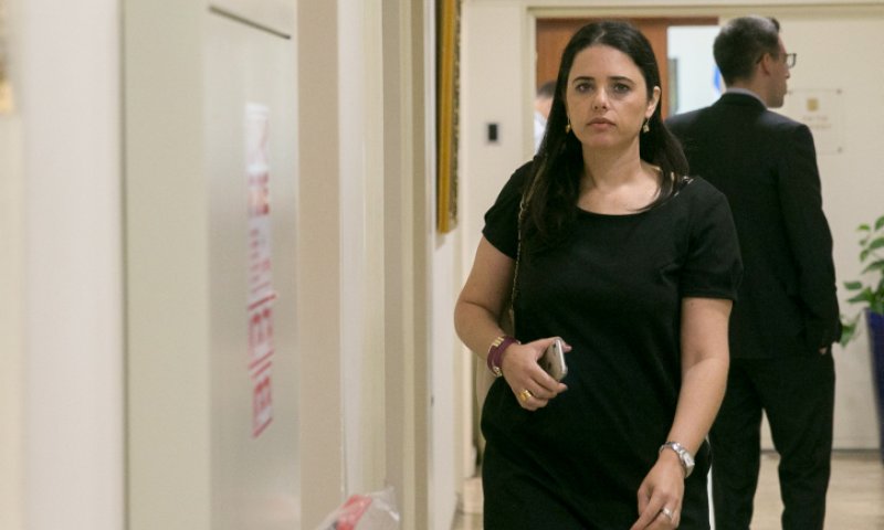 שקד התלוצצה עם הח"כ הערבי: "תגיד ברכת הגומל"