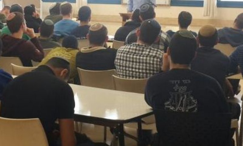 'הארץ': אורי אריאל לחץ להקים מכינה ללא היתרים