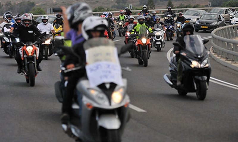 צפו: מאה אופנועים מוחים על מחירי הביטוח