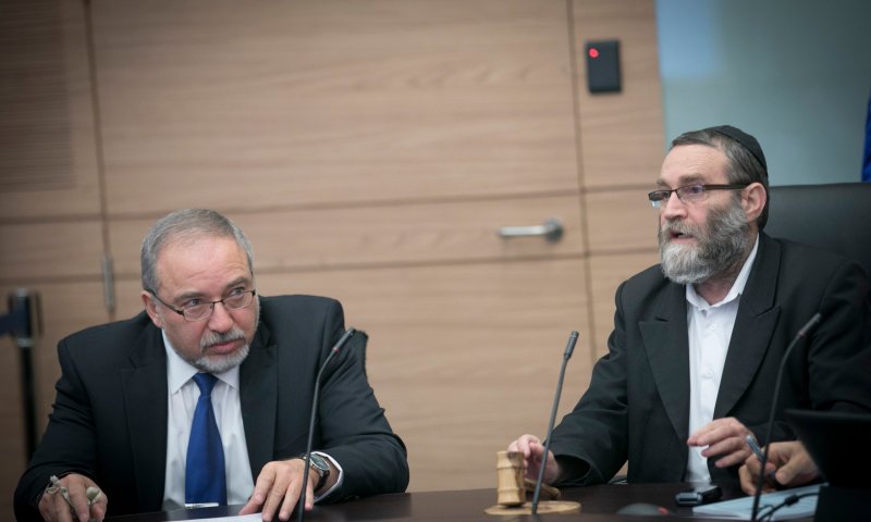 גנץ יחרים את החרדים; דרעי וגפני תקפו, ליברמן: "זה דיל"