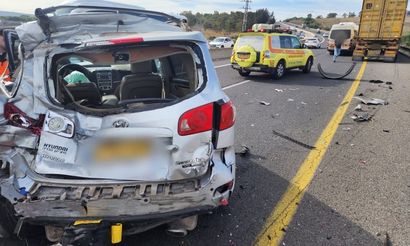 הקטל בדרכים: נהג כבן 60 נהרג בהתנגשות עם משאית