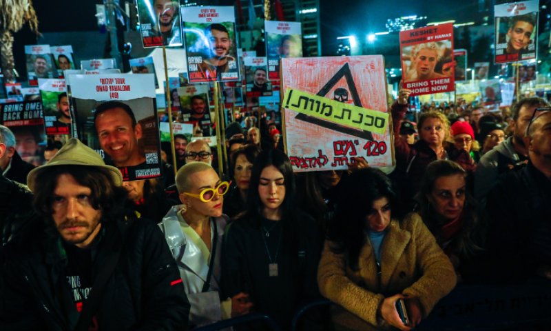 צפו: משפחות החטופים חוסמות את איילון