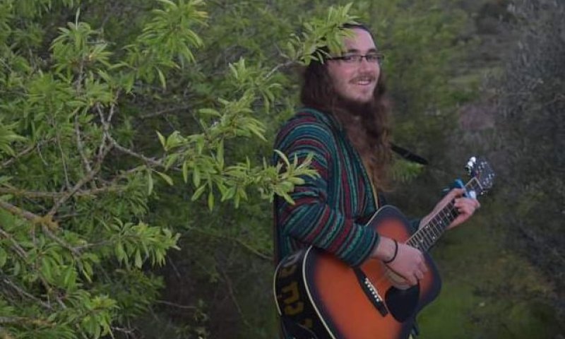 "אף אחד לי לא עזר": הנער מעמונה בשיר על הפינוי