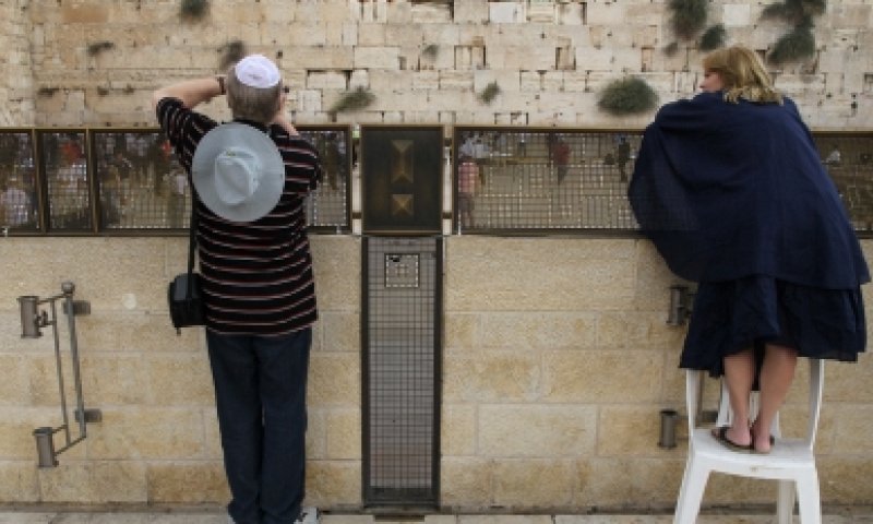 הרב, אולי החיוב בהפרדה בין נשים לגברים נאמר רק בחברה פרוצה?