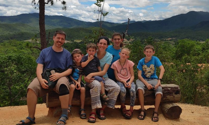 המשפחה שמטיילת בהודו עם 5 ילדים, עד שיימאס