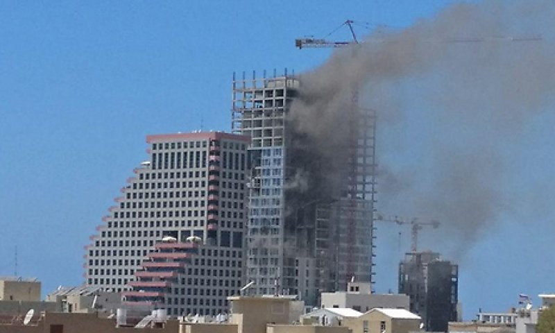 שריפה בבניין בטיילת בת"א &ndash; חשד ללכודים