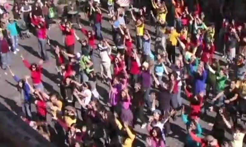 הרב, מותר לבנות לעשות פלאש מוֹבּ ברחוב?