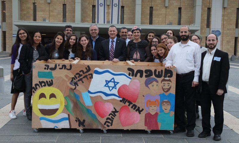 התלמידות ארגנו: משלוח המנות הכי גדול &ndash; בכנסת