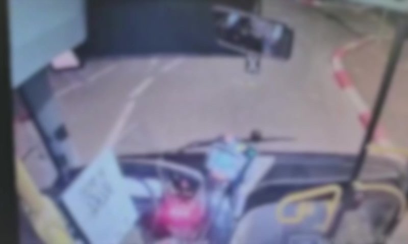 נהג האוטובוס העיר לצעירים והותקף | צפו בתיעוד