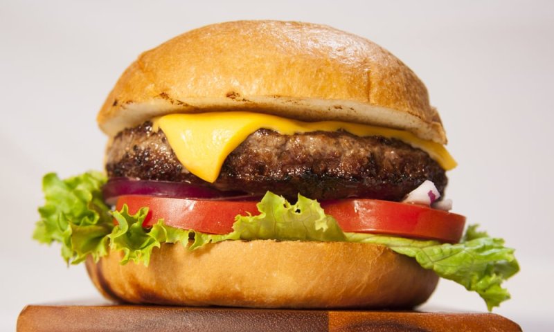 שו"ת: האם מותר לאכול את הצ'יזבורגר הכשר?
