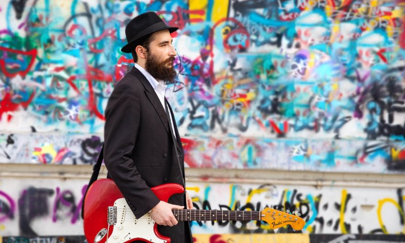בלב העיר האנטישמית: המוזיקאי שצילם קליפ עם ציציות בחוץ
