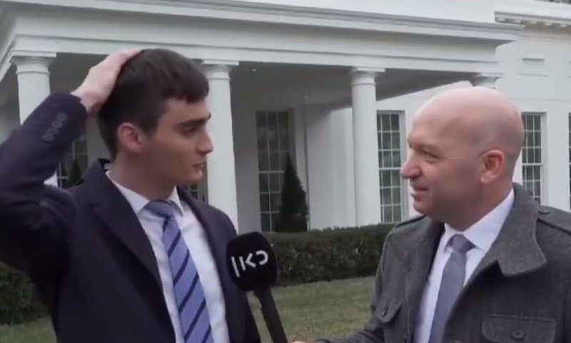 צפו: איך הגיב כתב כאן 11 כשעפה לו הכיפה בשידור?