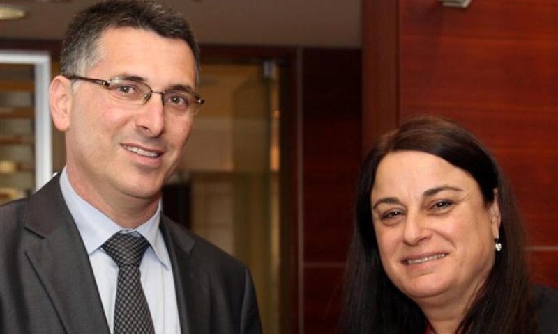 שר החינוך: ללמד על גיבורי תרבות ולא על כוכבי ריאליטי