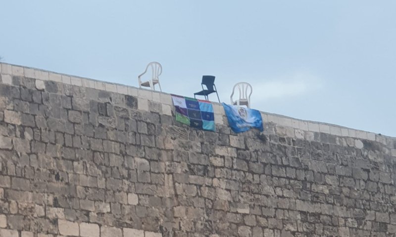 איזה ביזיון: יאיר אנסבכר תלה שלט מחאה על הכותל המערבי