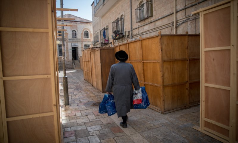שלום הרב, האם מותר לי לקצר את הדרך מהסוכה?