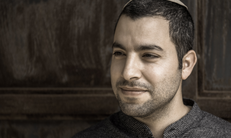 בדרך לאלבום בכורה &bull; עומרי כהן בסינגל חדש. האזינו