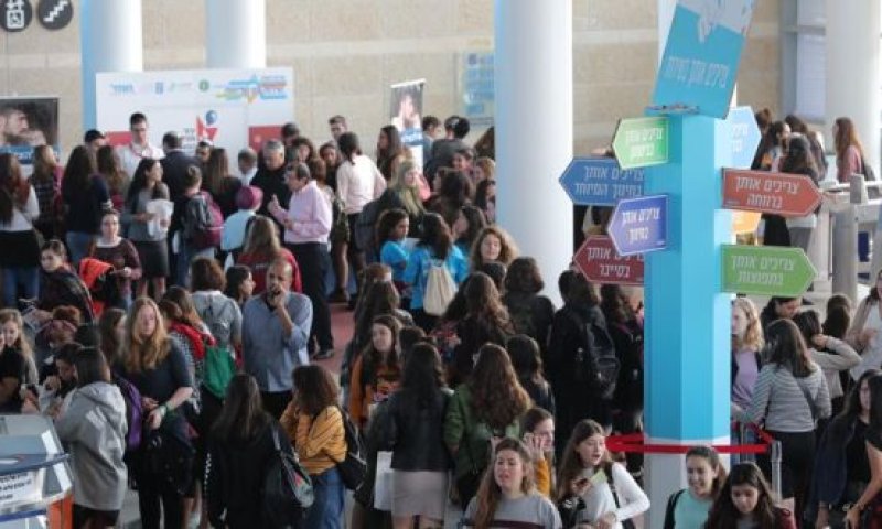 הגיע הזמן לטפל בשכר בנות השירות הלאומי