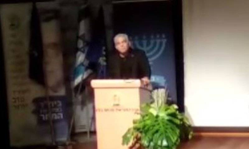 צפו: הקהל לא נותן ללפיד להשלים משפט: "תתבייש"