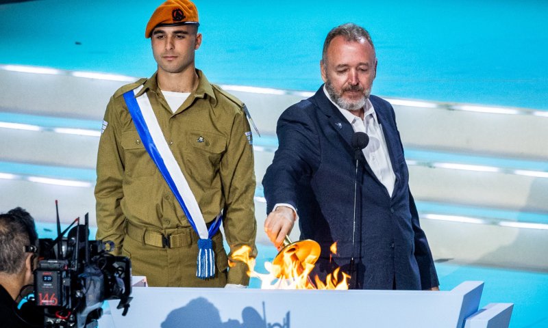 צפו: שלום אסייג השיא את משואת "הלב של המדינה"