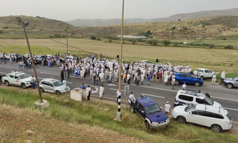 תיעוד מרגש: עשרות הגיעו לתפילת שחרית במקום הפיגוע