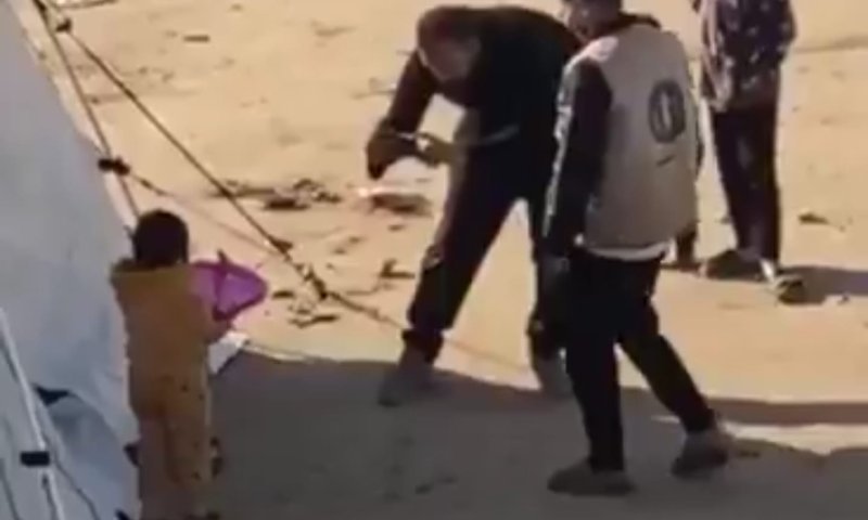 זעם ברצועה: חמאס ביים חלוקת סיוע ולקח אוכל מילדים