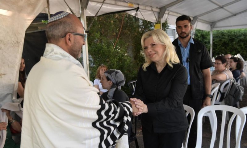 שרה נתניהו ביקרה את משפחות יהושע ואביגל