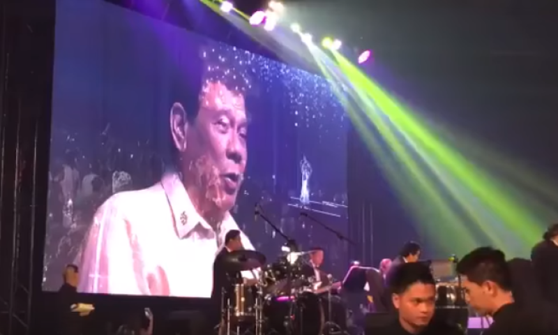 לבקשת טראמפ: נשיא הפיליפינים שר דואט