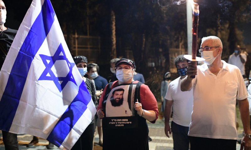 מאות מפגינים במקום בו נרצח הרב שי אוחין הי"ד