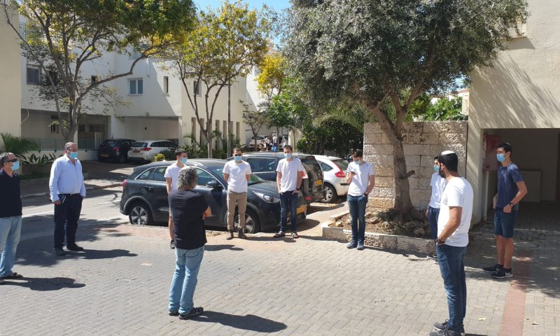 מרגש: הגיעו לבתי הורים שכולים לאמירת קדיש &bull;&nbsp;צפו: