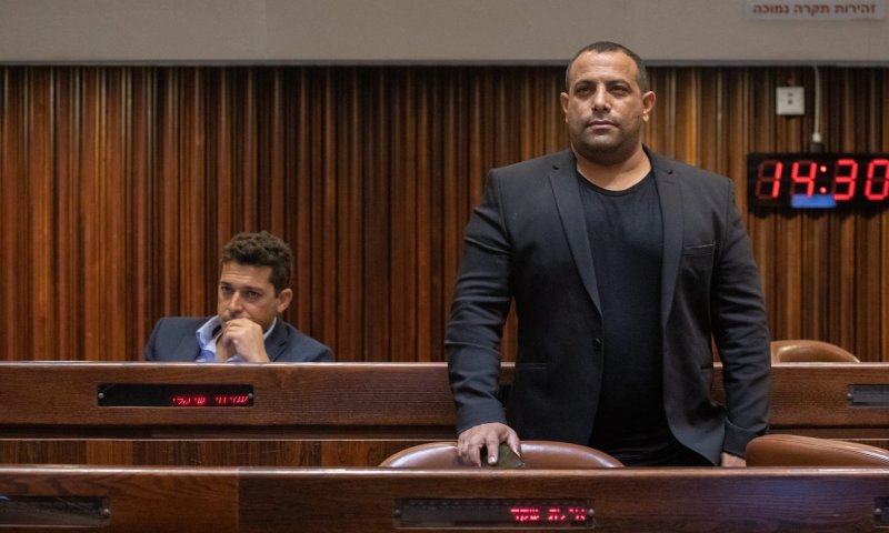 אביר קארה נגד שיקלי: "פגע בכל אזרח ישראלי"