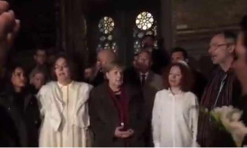 צפו שירת "עושה שלום" עם הקנצלרית אנגלה מרקל