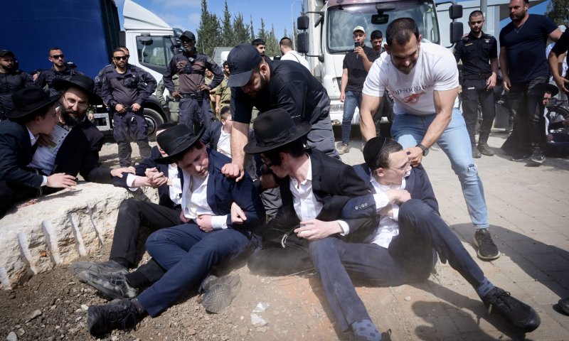 זמיר גינה את האלימות החרדית מחוץ ללשכת הגיוס