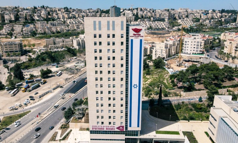 לכבוד יום העצמאות: דגל ענק נתלה בירושלים &bull; צפו