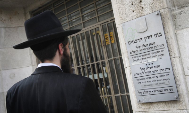 החזית הבאה בין דרעי לבנט: בתי הדין הרבניים