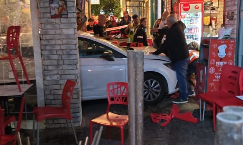 תאונה חריגה: רכב נכנס בתוך חנות פיצה