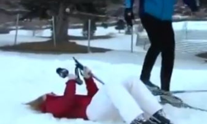 מקצוענות: כתבת מתעלפת בשידור חי וחוזרת לראיין